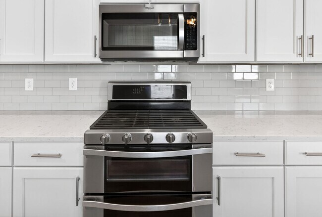 Building Photo - Resort-Style Living!