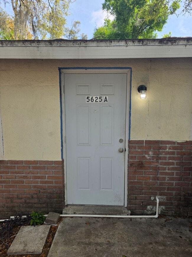 Building Photo - 2/1 DUPLEX