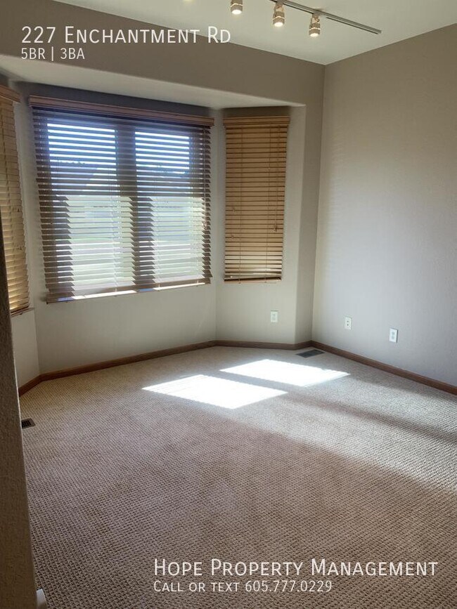 Building Photo - 227 Enchantment Rd