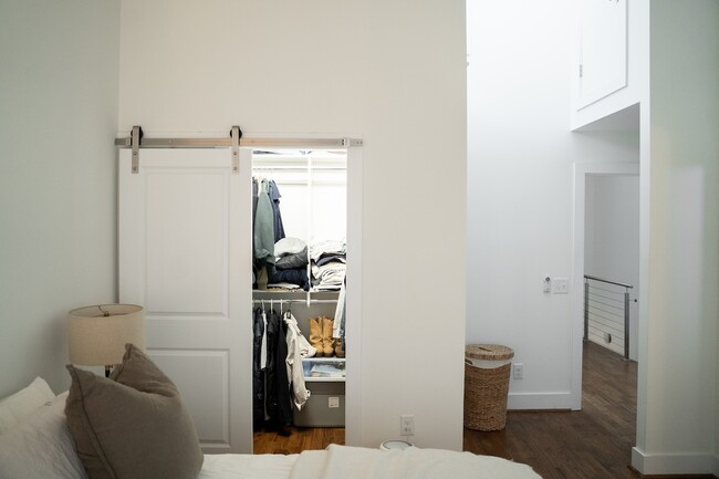 Building Photo - 424 36th Ave N