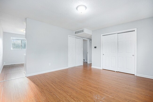 Building Photo - *MOVE IN SPECIAL* $250 Off First Full Month's Rent OR Free 55in TV! Beautiful 2BR/1BA Duplex in I...