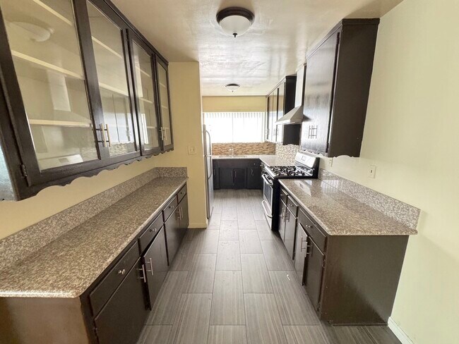 Building Photo - 521 S Manhattan Pl