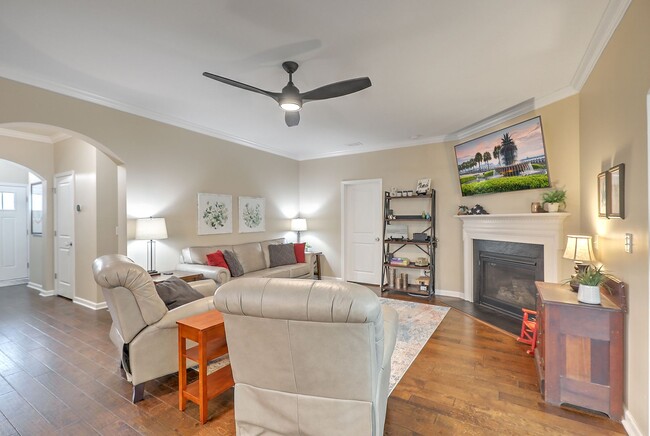Building Photo - Spacious and updated home in Bluffs at Ash...