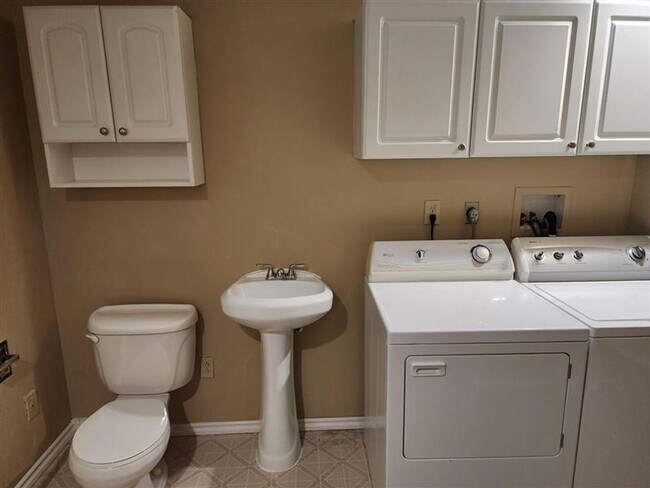 Building Photo - **PENDING APPLICATION**Beautiful 3 Bed 1.5...