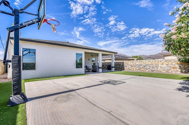 Building Photo - We have a beautiful home fully furnished with 4 bedroom-2 baths