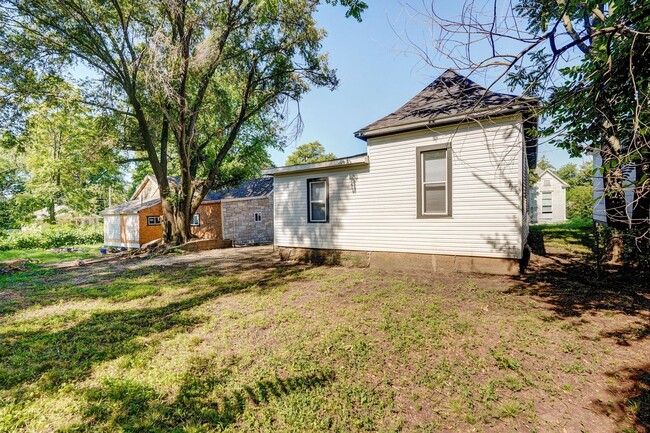 Building Photo - 3 Bedroom, 1 Bathroom remodeled house!