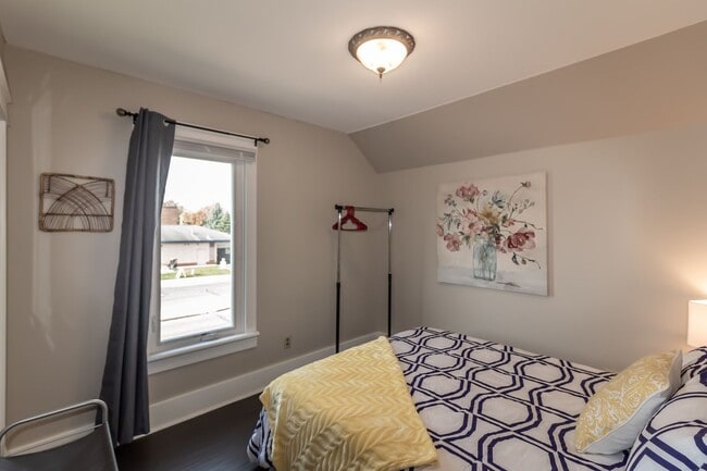 Building Photo - 714 N Broadway Ave