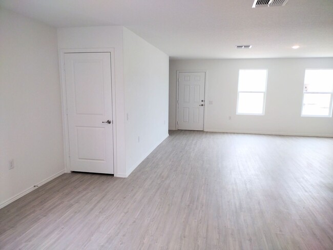 Building Photo - 1214 Janzen Rd