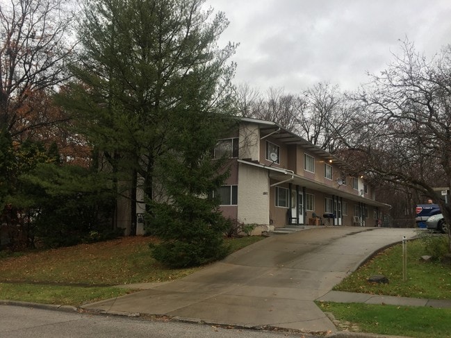 on a cul de sac, overlooks Sand Run Metro park - 1861-1873 Cromwell Dr