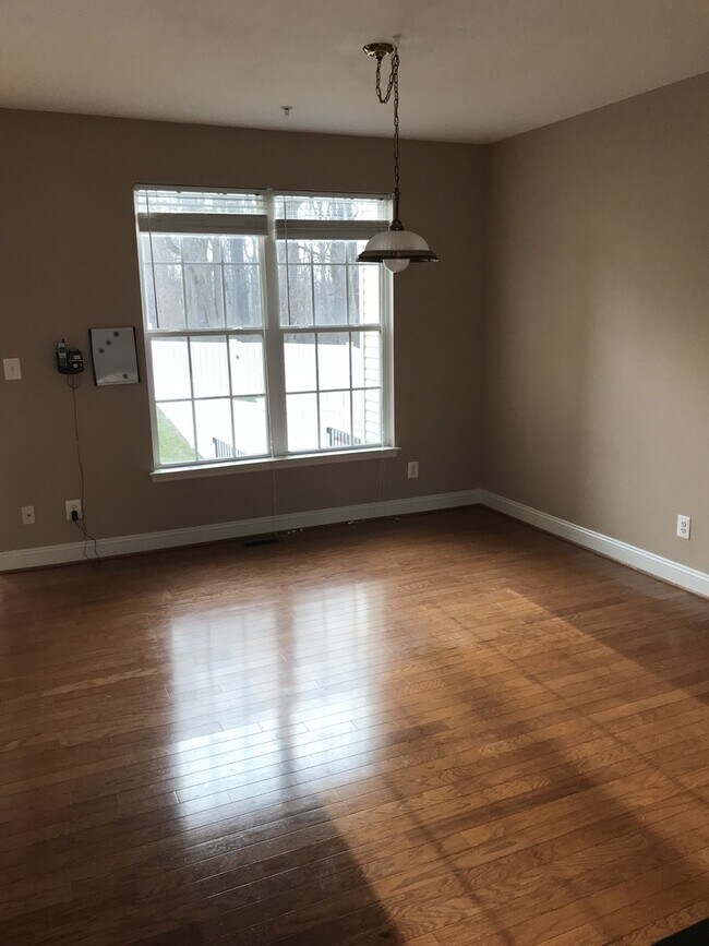 Building Photo - *Coming Soon!*  Large end unit town home i...