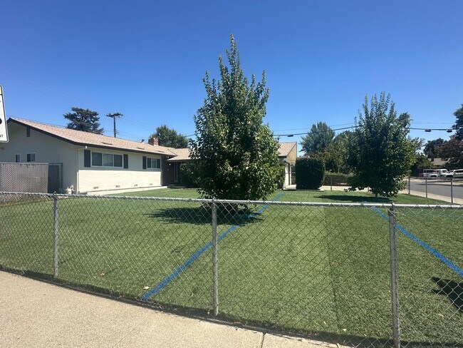 Building Photo - 9101 Rosewood Dr