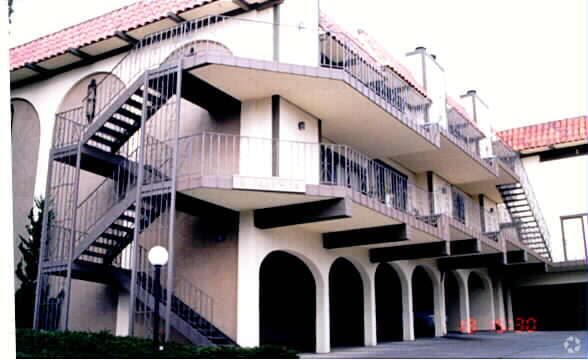 Building Photo - 6 Valencia Ave