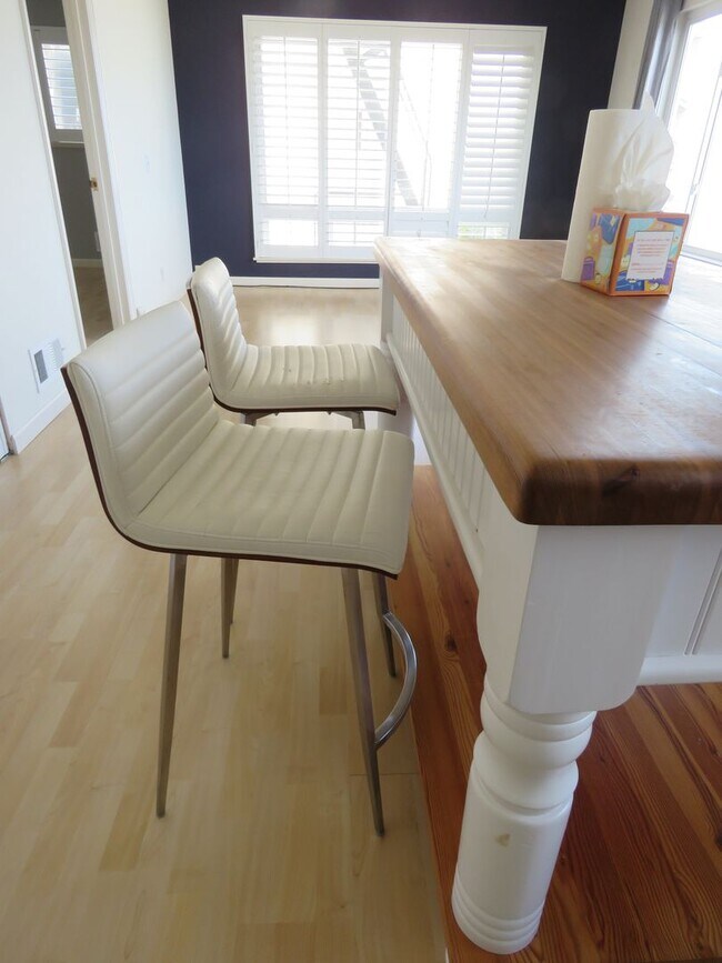 Building Photo - Hidden Gem with Outrageous Views - 1 Bedroom w/ Parking