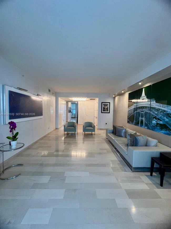 Building Photo - 1300 Brickell Bay Dr