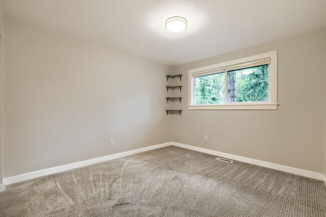 Building Photo - Bright & Charming 4bed/2.5bath in Desirable Edmonds Neighborhood!