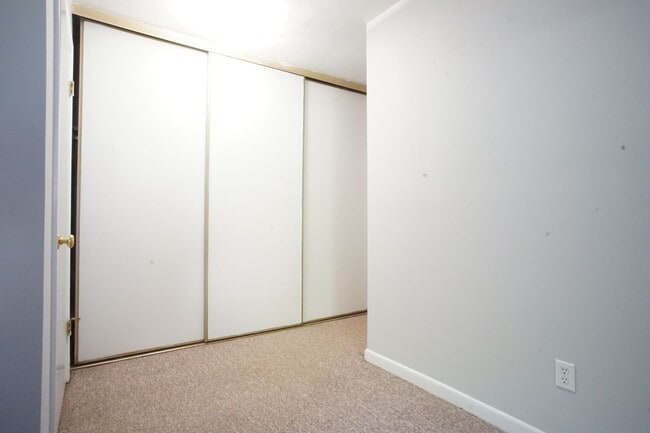 Building Photo - 3 Bed/2 Bath Townhouse. On Bus Route to Campus. Parking.