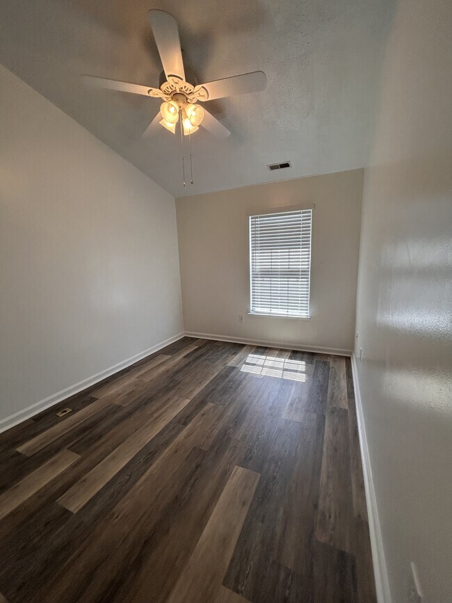 Building Photo - 5047 Leasdale Rd