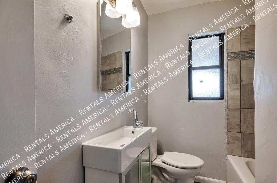 Building Photo - 121 W Birdman Dr