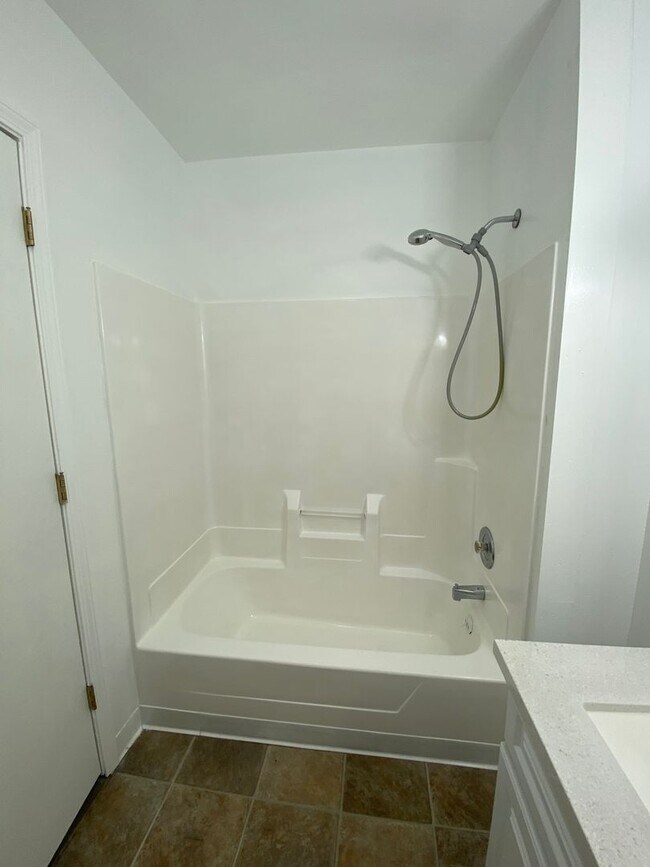 Building Photo - Updated 2 Bedroom 1 Bath