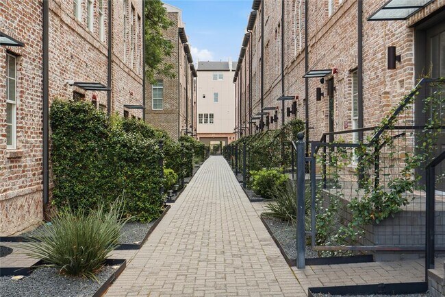 Building Photo - 1411 Town Creek Dr