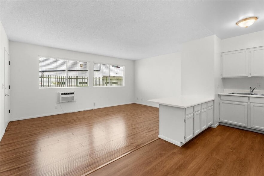 Floorplan - 4458 Woodman Ave