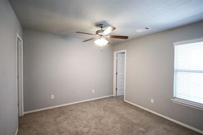 Building Photo - The Perfect Rental in Rupple Meadows!