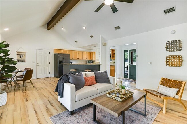 Building Photo - 302 Valley Dr