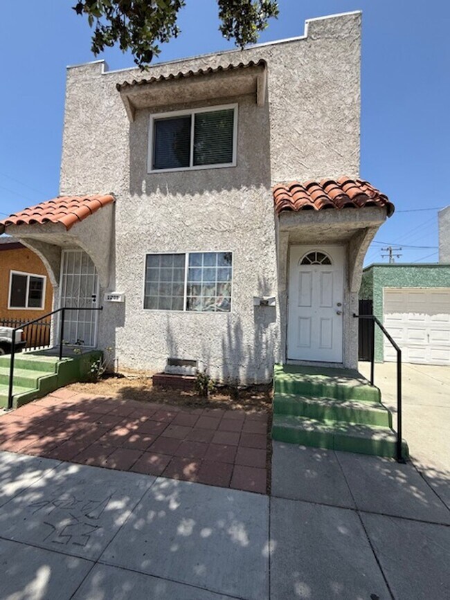 Primary Photo - Large Upper 1 Bedroom 1 Bath in Long Beach!