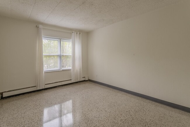 Building Photo - 2441 Holmes St