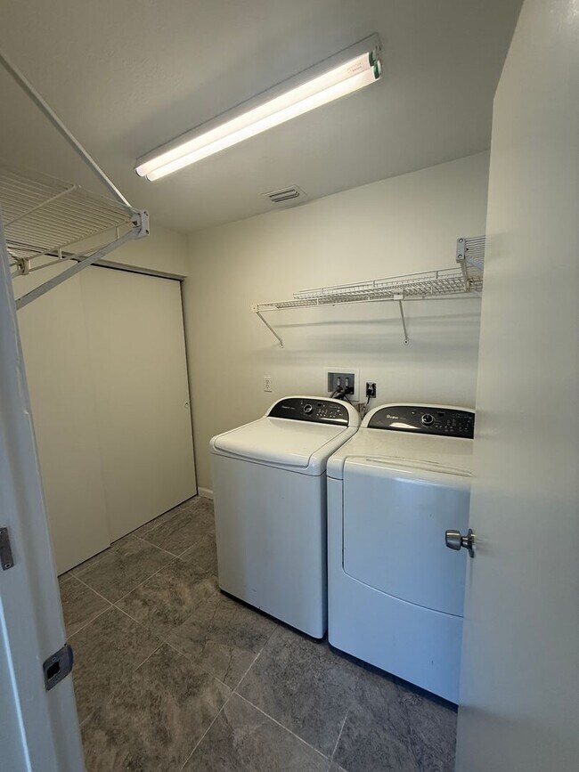 Building Photo - 2 Bed | 2 Bath | Updated Condo | Covered Parking