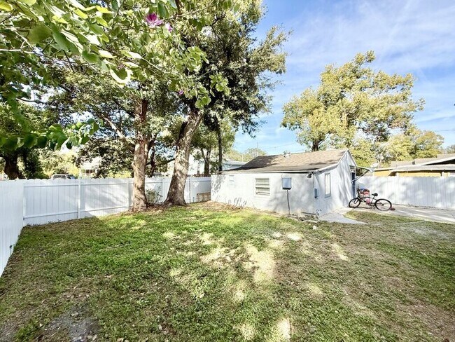 Building Photo - 3308 N Avon Ave