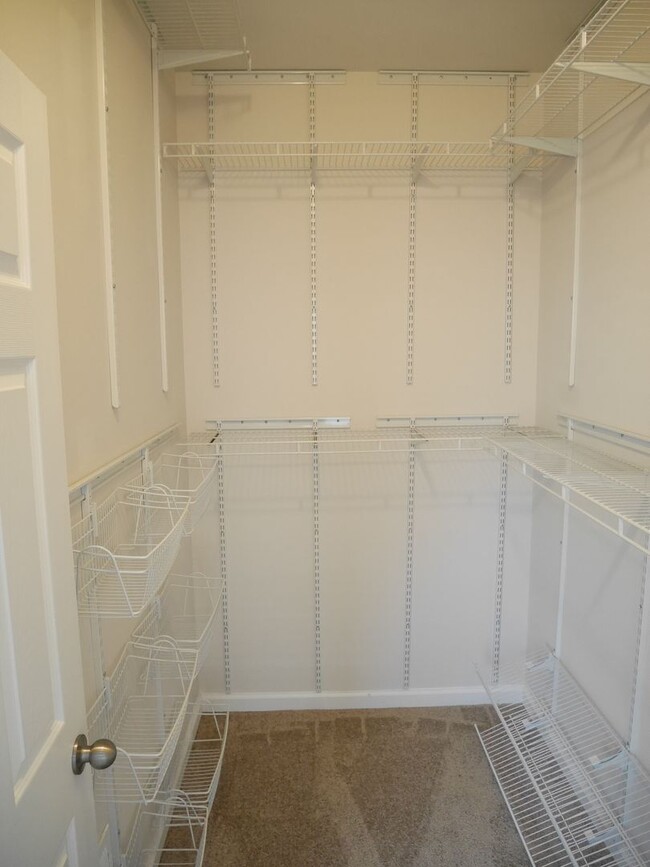 Building Photo - Stunning 3 Bedroom End Unit Townhome