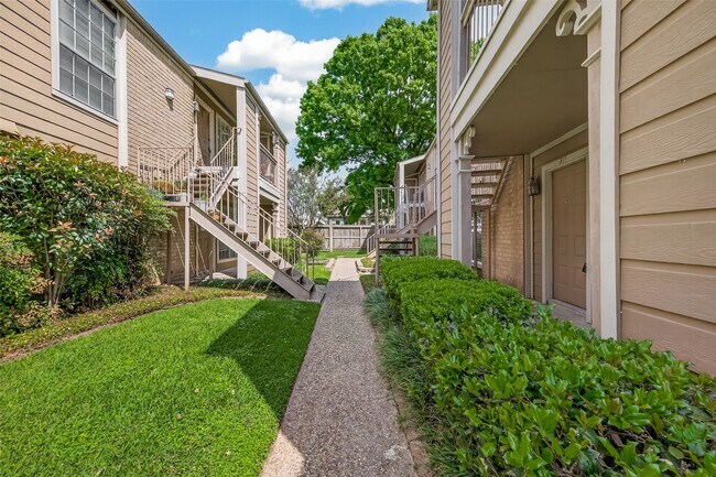 Building Photo - 1860 White Oak Dr