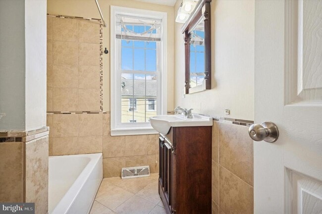 Building Photo - 389 Conarroe St