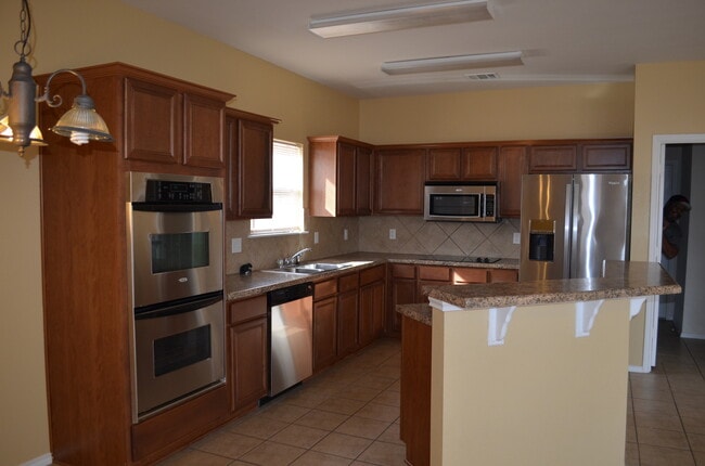 Building Photo - HUGE 5 BEDROOM HOME IN SAVANNAH HEIGHTS!