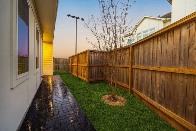 Building Photo - 6302 Chelsea Falls Ln