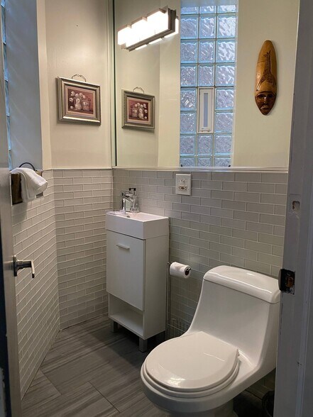 Building Photo - 419 E Oakwood Blvd