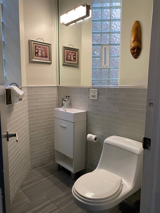 Building Photo - 419 E Oakwood Blvd