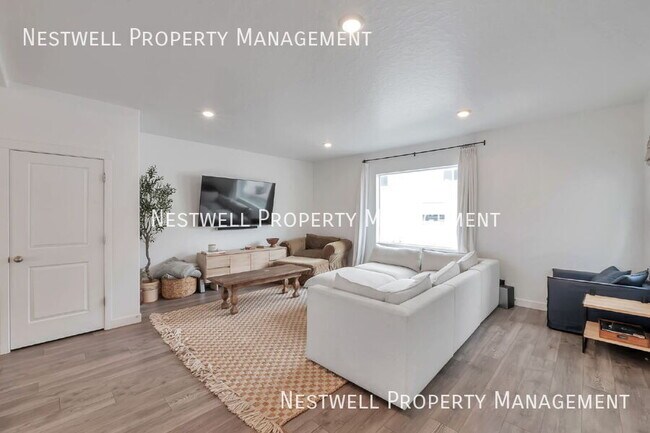 Building Photo - 1123 E Hatch Row