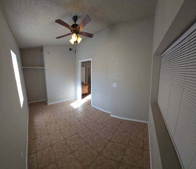 Building Photo - 348 Oasis Dr