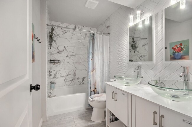 Building Photo - Stunning Home in Lake Stevens