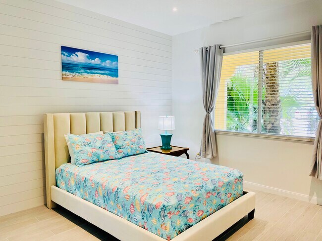 Queen sized 2nd Bedroom with Large Closet & Desk area - 28 Harbour Isle Dr W
