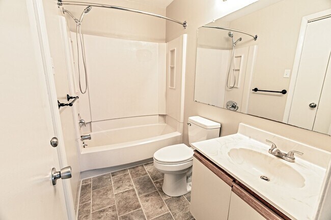 Building Photo - 2 bedroom, 2.5 bath townhome in Pike Creek