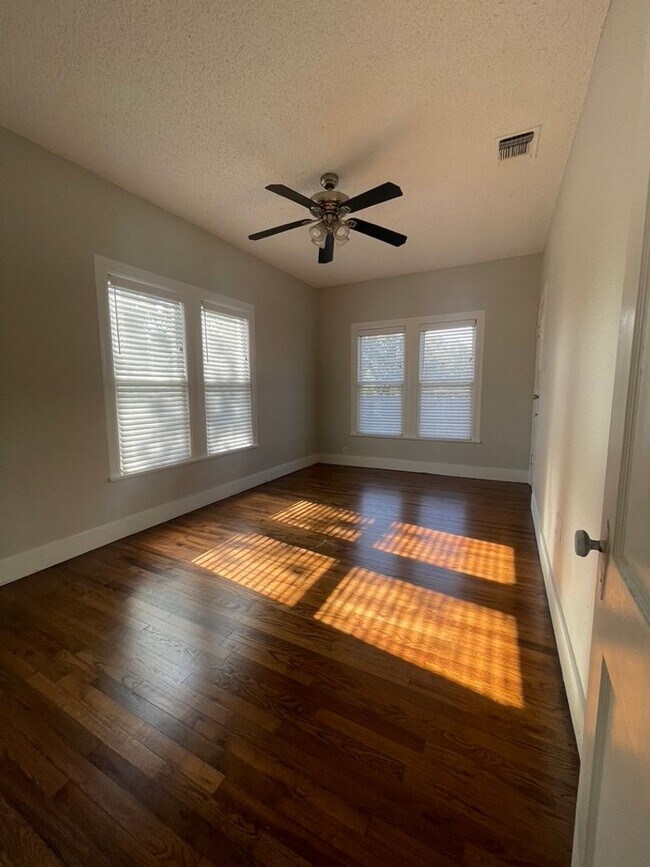 Building Photo - 4 Bedroom Home Near Downtown Stephenville