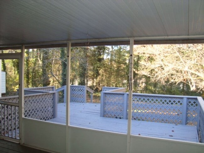 Building Photo - Renovated 4 bedroom available now to rent!