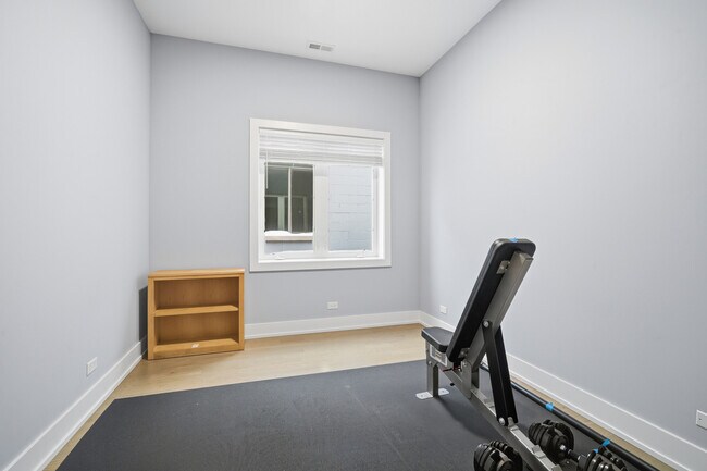 Building Photo - 725 W 17th St