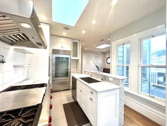 Building Photo - Welcome to North Beach! Premier 1 bed/ 2 B...