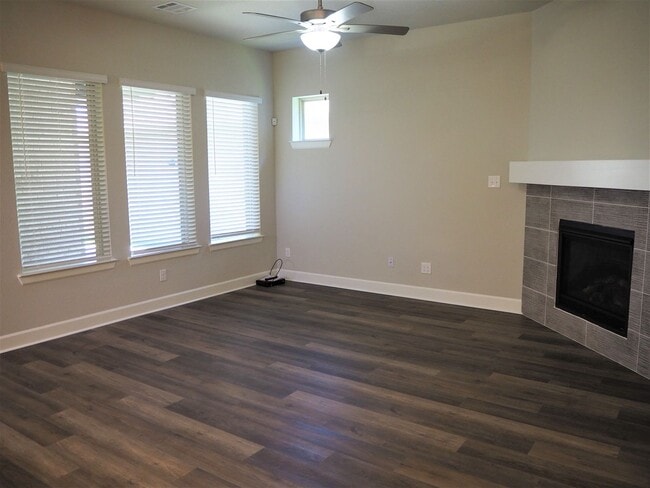 Building Photo - 701 Matchbox St-