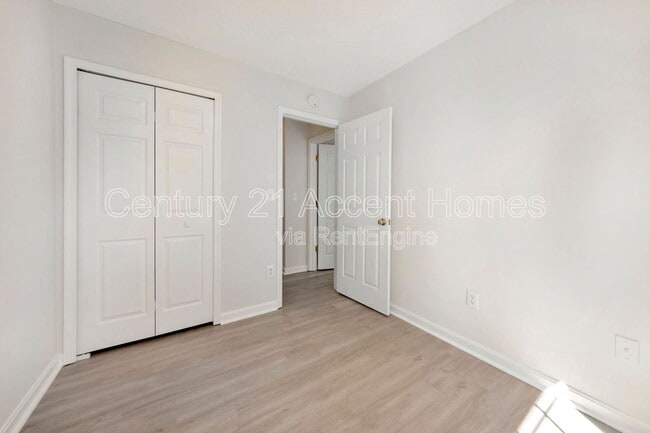 Building Photo - 9907 Warwick Pl