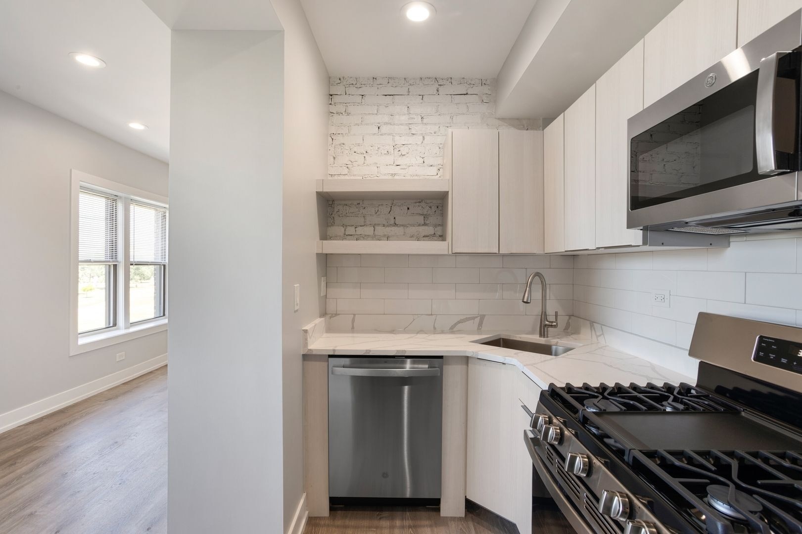 Building Photo - 1712 W Juneway Ter